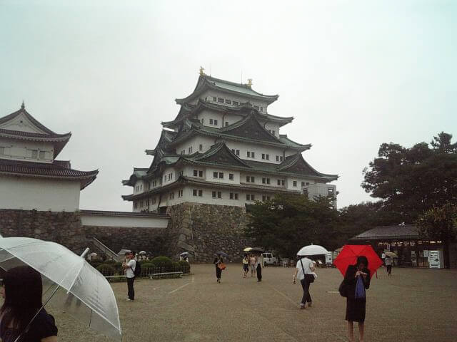 霧雨の名古屋城
